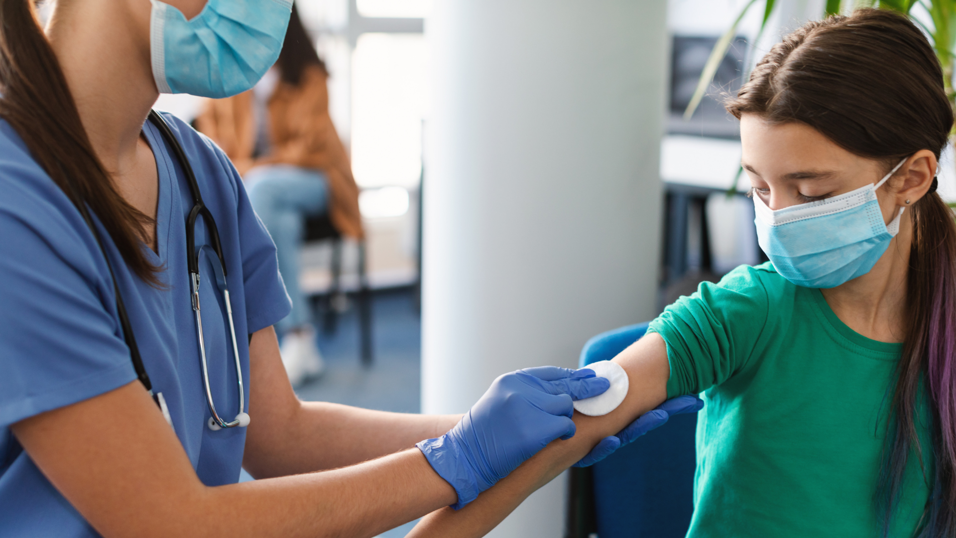 Una preadolescente a la que le están administrando la vacuna contra el VPH.