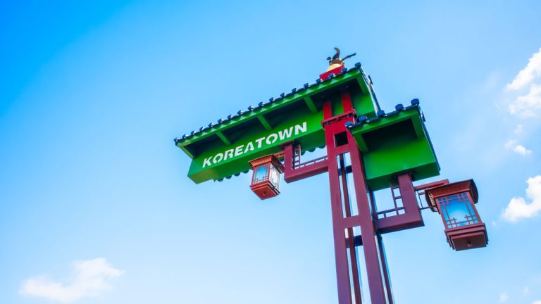 올림픽가와 웨스턴가 교차로에 있는 코리아타운 입구 표지판