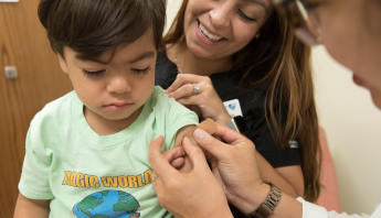 แพทย์กำลังฉีดวัคซีนให้กับผู้ป่วยเด็ก